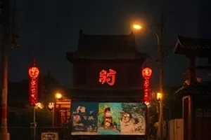 剧集纸飞机走廊楼道里纸飞机飞舞的封面画面